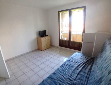 A LOUER STUDIO MEUBLE PORT LA NOUVELLE - Photo 3