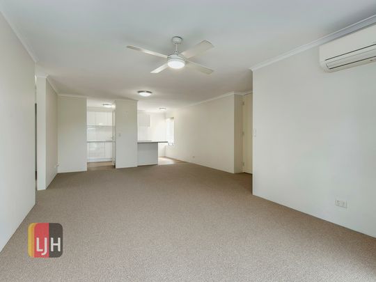 UPDATED 2 BEDROOM UNIT WITH DOUBLE GARAGE & LOADS OF STORAGE ! - Photo 1