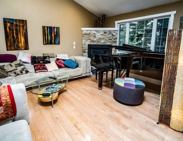 Cozy Central 4BR - Bright & Colourful, Fully Furnished, Hot Tub & AC, Pets OK | Calgary - Photo 1