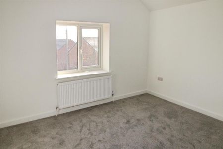 4 bedroom semi-detached house to rent - Photo 4