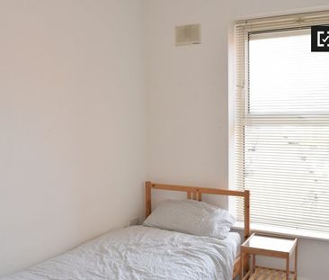 Twin room in 4-bedroom apartment in Stoneybatter, Dublin - Photo 6