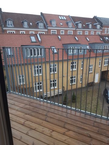 Lækker lejlighed på Frederiksbjerg med altan - Foto 3