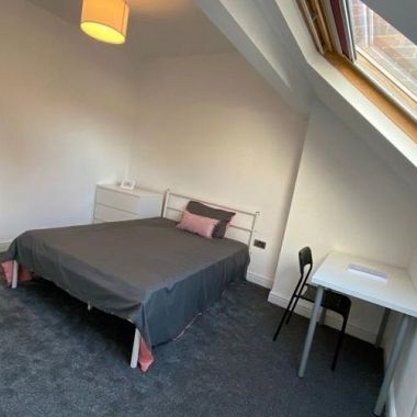 Amazing 4 bed property with 2 bathrooms - Photo 1
