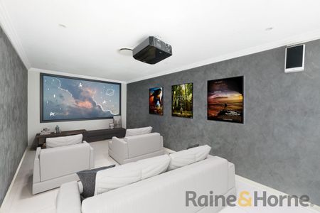 Space, Style & Sophistication - Photo 3