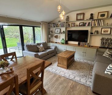 4 bedroom semi-detached house to rent - Photo 3