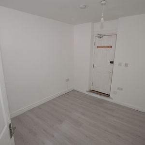 1 Bed Flat, Dersingham Avenue, E12 - Photo 2