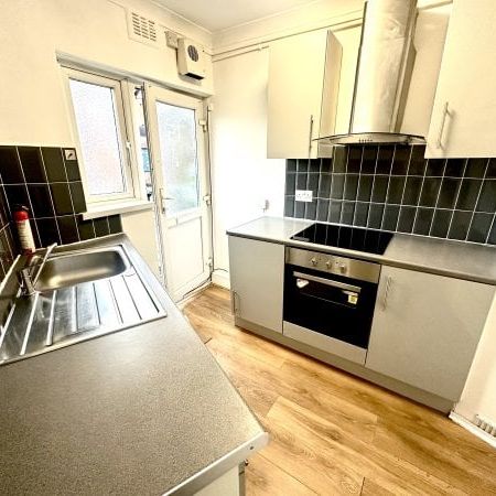 State Mansions, Ilford, IG6, Property for rent - Photo 3