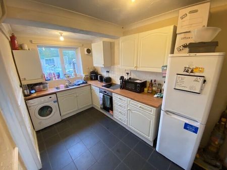 Earlham Grove, Norwich - Photo 5