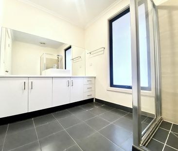 FOUR BEDROOM TOWNHOUSE IN QUIET STREET - Photo 6