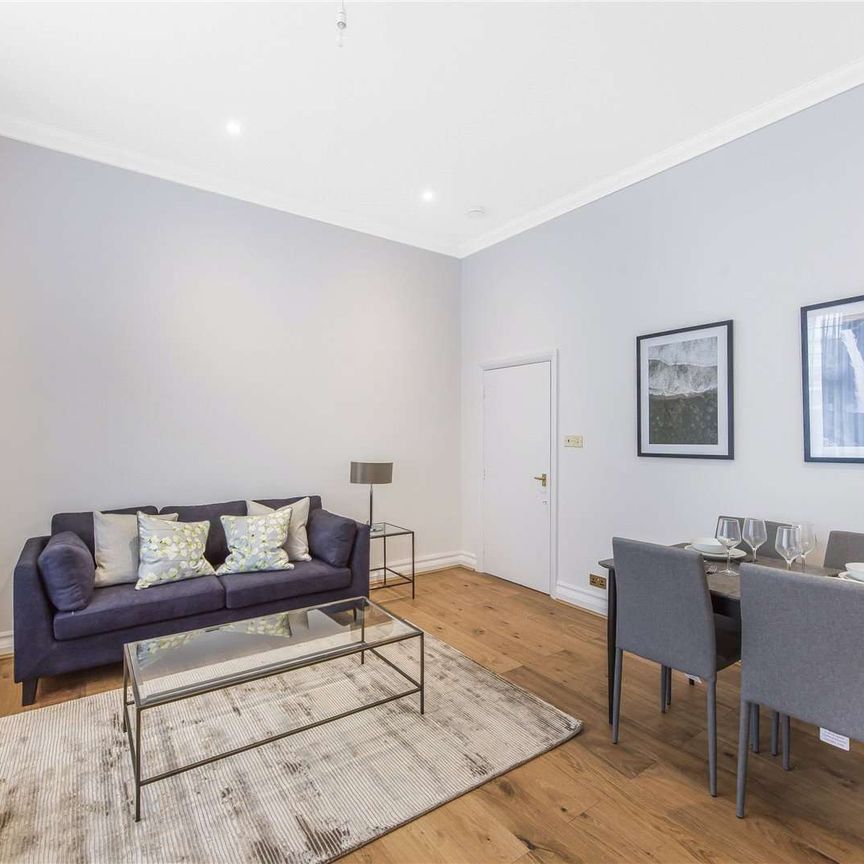 Charming 2 bedroom, 2 bathroom duplex apartment in the heart of Hampstead. - Photo 1