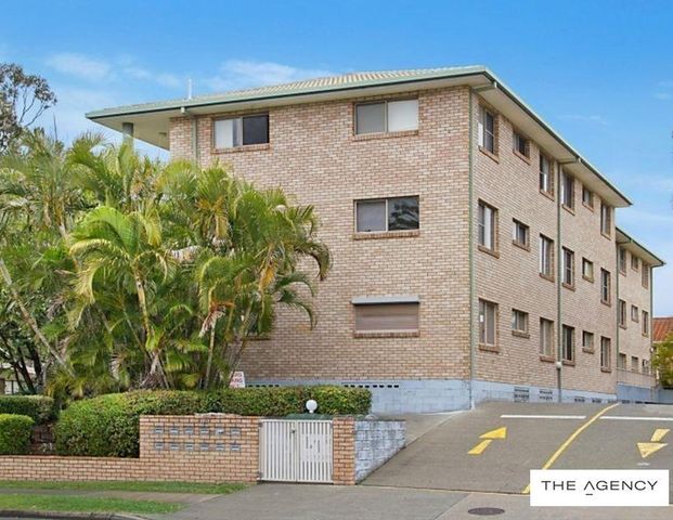 Neat & Tidy 2 Bedroom Apartment with Secure Parking - Photo 1