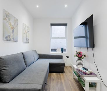 4 Bed Flat, Wandsworth High St, SW18 - Photo 2