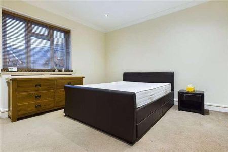 Cambridge Road West, Farnborough, Hampshire, GU14 - Photo 2