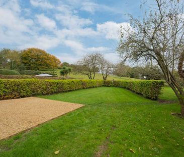 A newly refurbished idyllic country cottage, offering spacious acco... - Photo 5