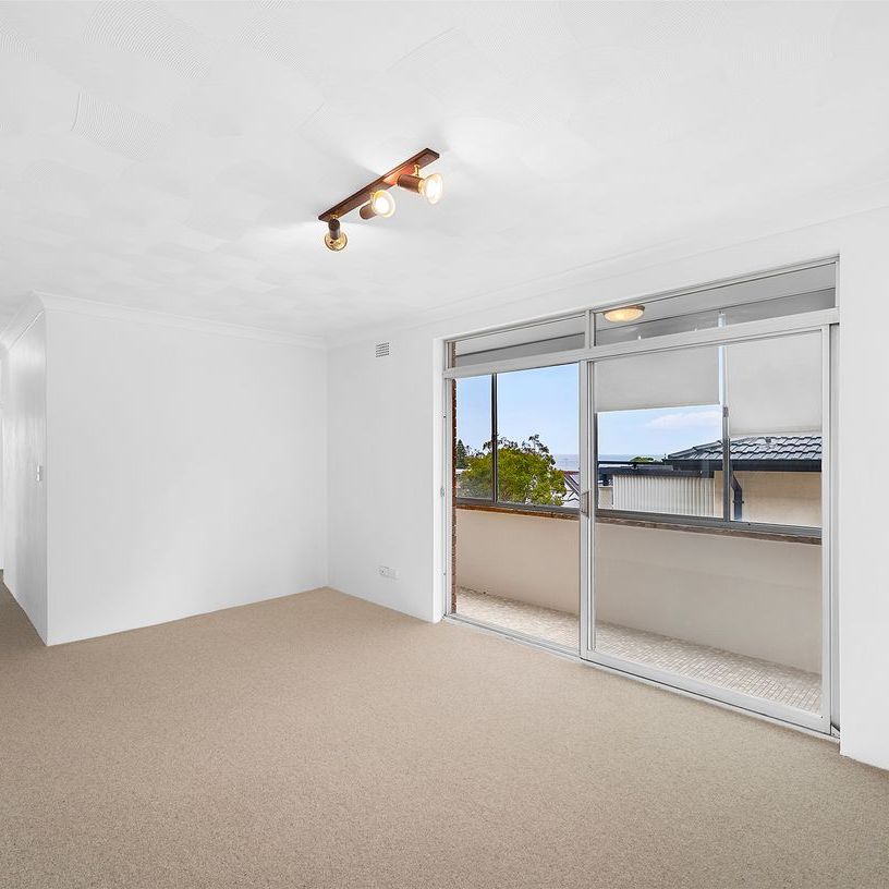 North Facing Three Bedroom Beachside Apartment - Photo 1
