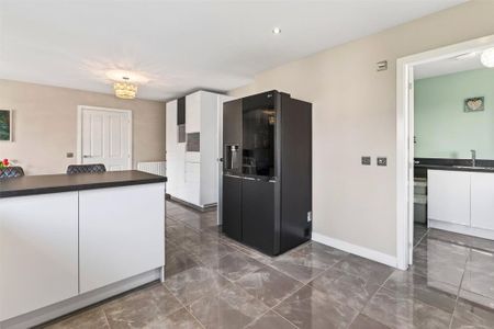 5 bedroom detached house to rent - Photo 4