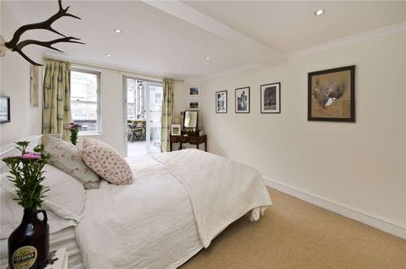 An attractive two bedroom flat is situated on the third floor of a period building with an elevator on one of Bayswater's most popular garden squares - Photo 5