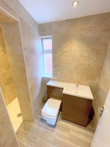 Semi detached house to rent - Photo 4