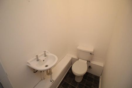 4 bedroom flat to rent - Photo 4