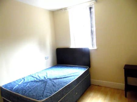 1 Bedroom Flat - Photo 2
