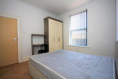 4 bedroom terraced house to rent - Photo 2