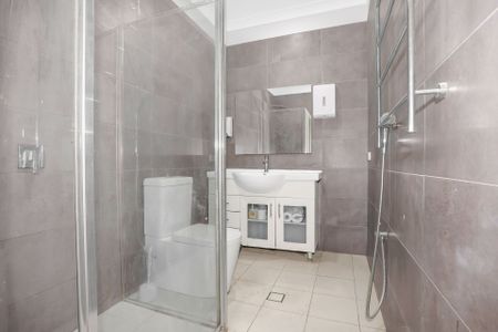 COMPLETELTY REFURBISHED FIVE BEDROOM HOME - Photo 4