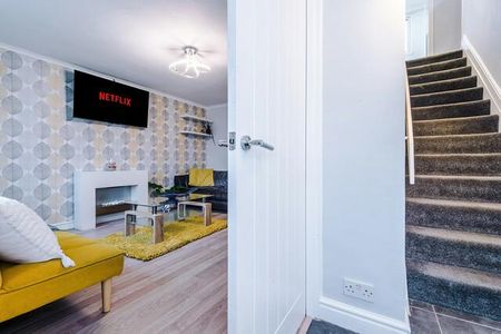 5 bedroom semi-detached house to rent - Photo 4