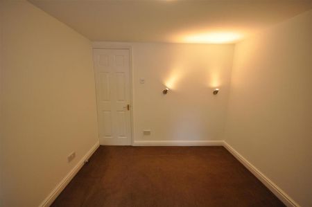 2 bedroom mews to rent - Photo 5