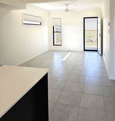 GREAT LOCATION-NEAR NEW FULLY DUCTED 3 BED 2 BATH TOWNHOUSE - Photo 1