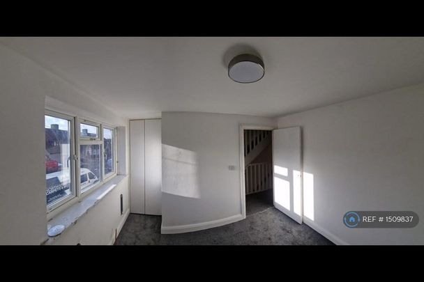 4 bedroom terraced house to rent - Photo 1