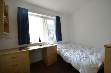 4 bedroom flat to rent - Photo 5
