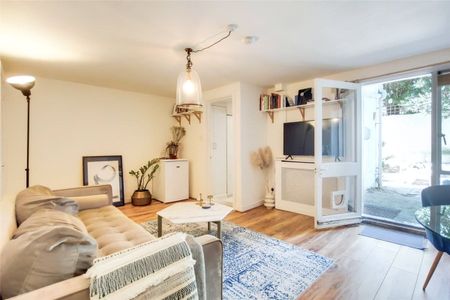 A two double bedroom garden flat with a private patio garden only moments from Westbourne Grove and Portobello Road in this pretty tree lined street in the heart of Notting Hill. Tenancy Length: Minimum 12 months EPC Rating C | Council Tax Band C - Photo 2