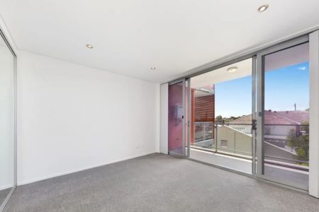 Modern & Bright Split Level Unit in the Heart of Penshurst - Photo 2