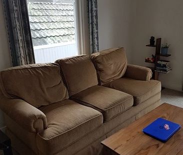 Large Kelburn 1BR Flat - Photo 3