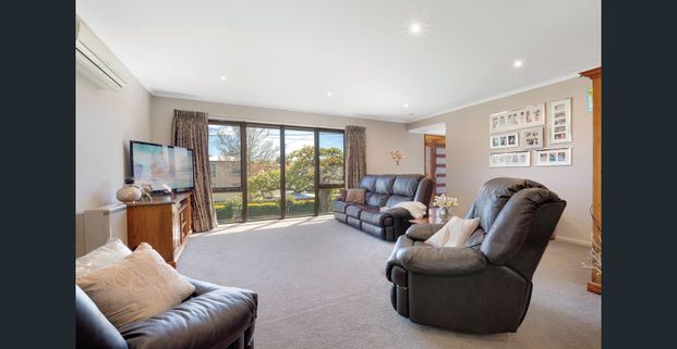 5 Bedroom Home PLUS Study! - Photo 1