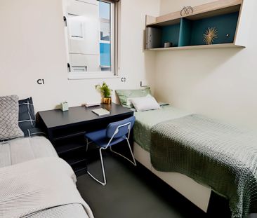 Twin Bed in 5 Bedroom Apartment - Photo 3