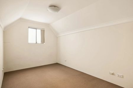 Spacious Top-Floor Apartment with Stunning Views | Dual-Level - Photo 4