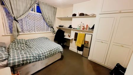 6 Bedroom House - Photo 2