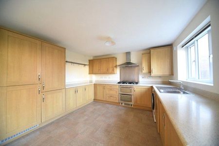 4 bedroom semi-detached house to rent - Photo 5