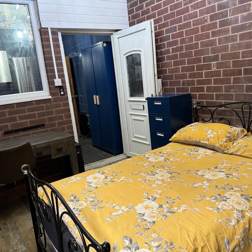 Studio Flat, Victoria Park, M14 - Photo 1