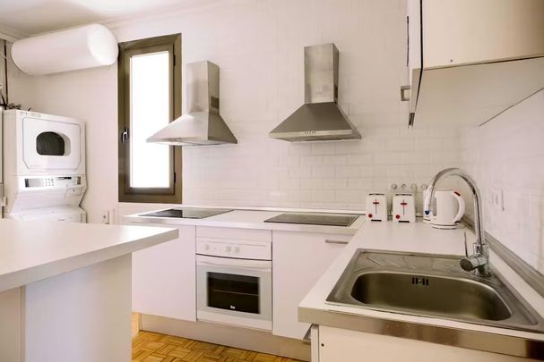 Carrer de Balmes, Barcelona, Catalonia 08008 - Photo 1