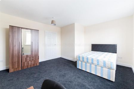 4 bedroom flat to rent - Photo 3