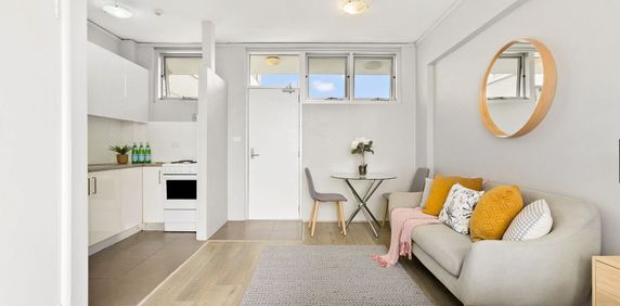 STUDIO APARTMENT WITH CITY SKYLINE VIEWS. - Photo 2