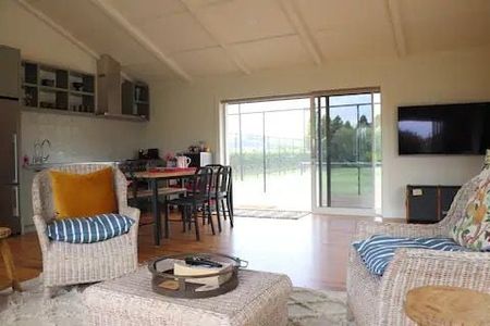 Fully furnished, tennis cottage in the vines - Photo 2