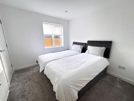 3 bedroom semi-detached bungalow to rent - Photo 3