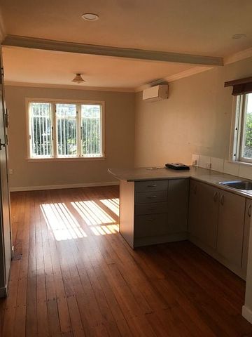 Sunny home close to Paritutu and Back Beach - Photo 5