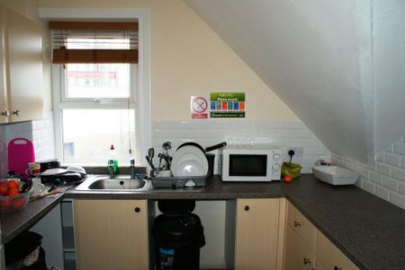 1 bedroom in a house share to rent - Photo 3