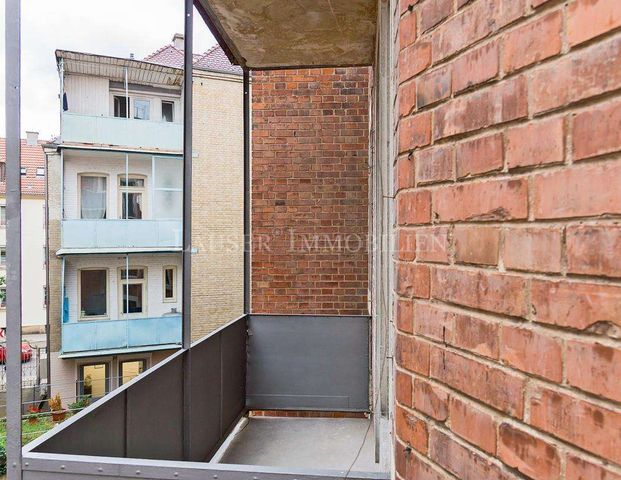 Attraktive Drei-Zimmer-Altbauwohnung mit Balkon in kernsaniertem Haus - Photo 1
