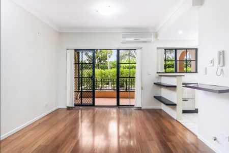 Ground Floor Two Bedroom Terrace Apartment - Photo 5