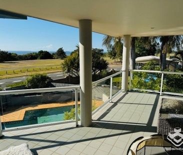 STUNNING WATERFRONT LIVING with BAY VIEWS on 1784m2 - Photo 3